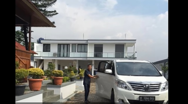 Vila Ayu Ting Ting (YouTube Tingtingers)