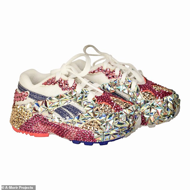 Sepatu kets bertabur swarovski milik Cardi B (Dailymail)