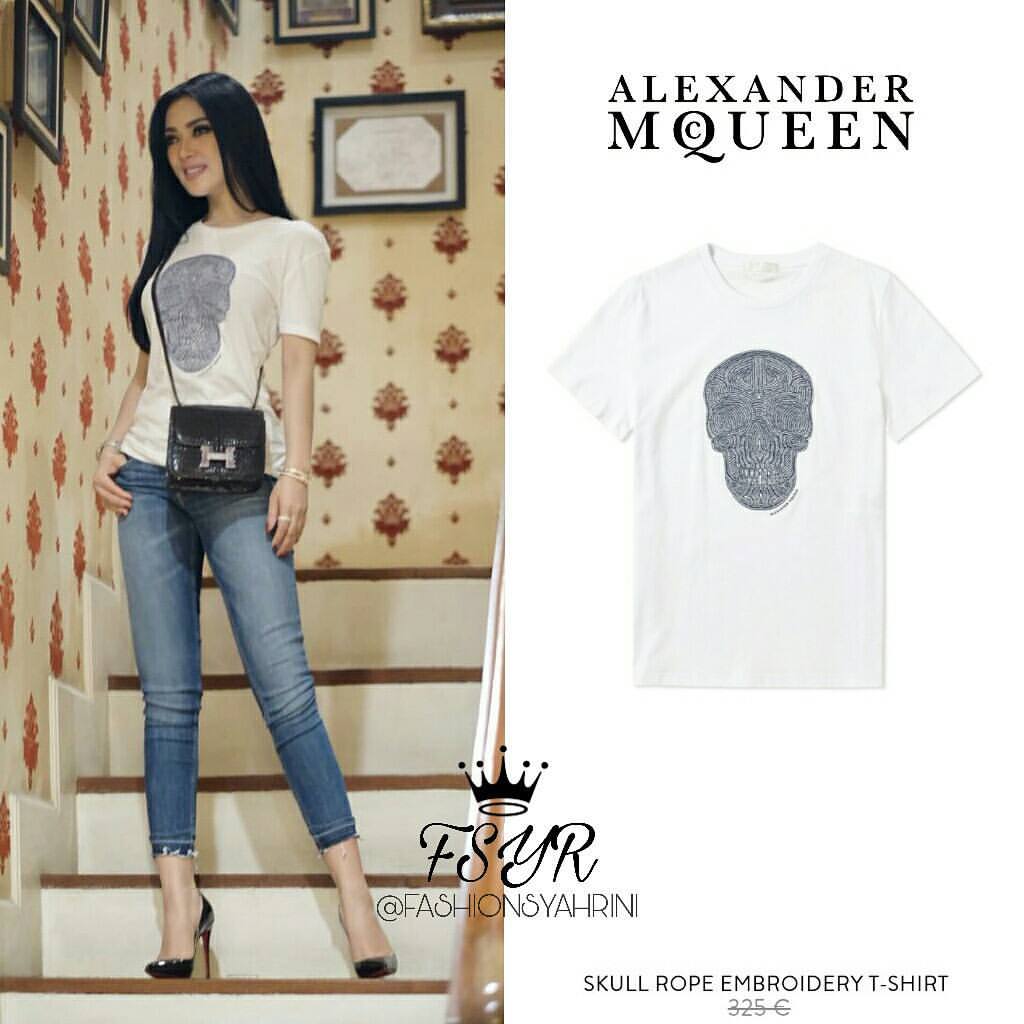 Kaos Alexander McQueen milik Syahrini. (Instagram/@fashionsyahrini)