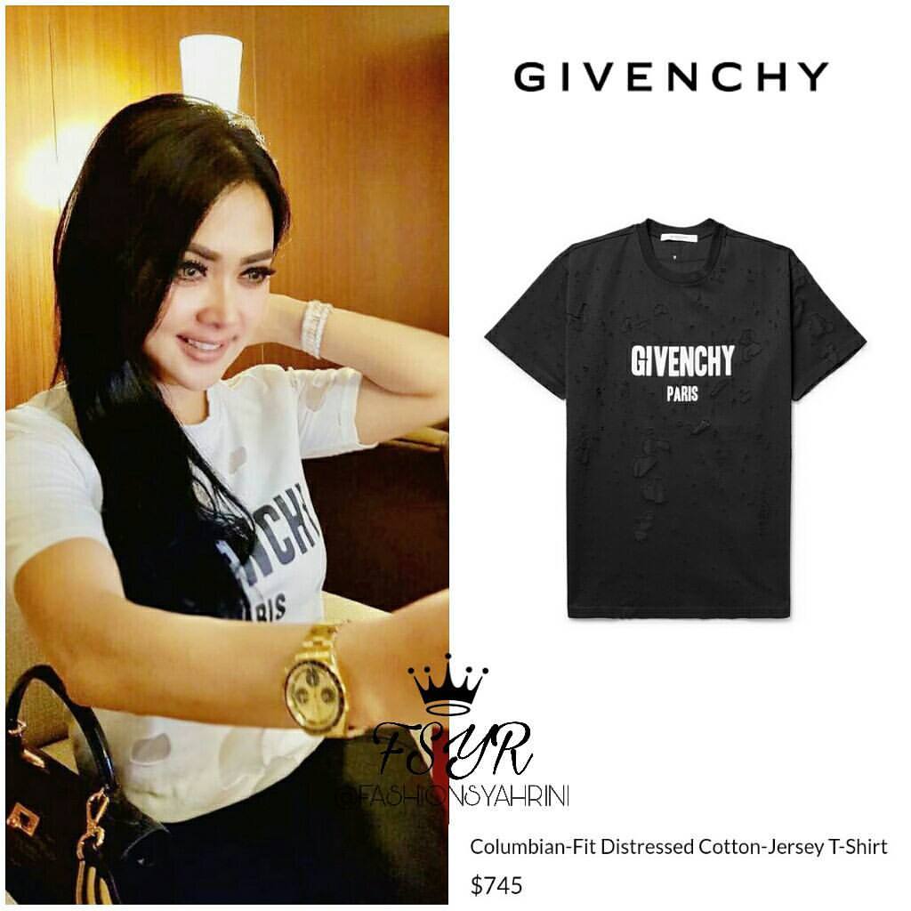 Kaos Givenchy milik Syahrini. (Instagram/@fashionsyahrini)