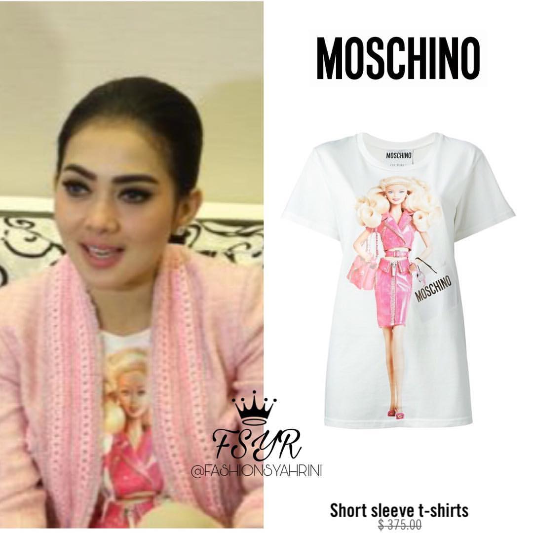 Kaos Moschino milik Syahrini. (Instagram/@fashionsyahrini)