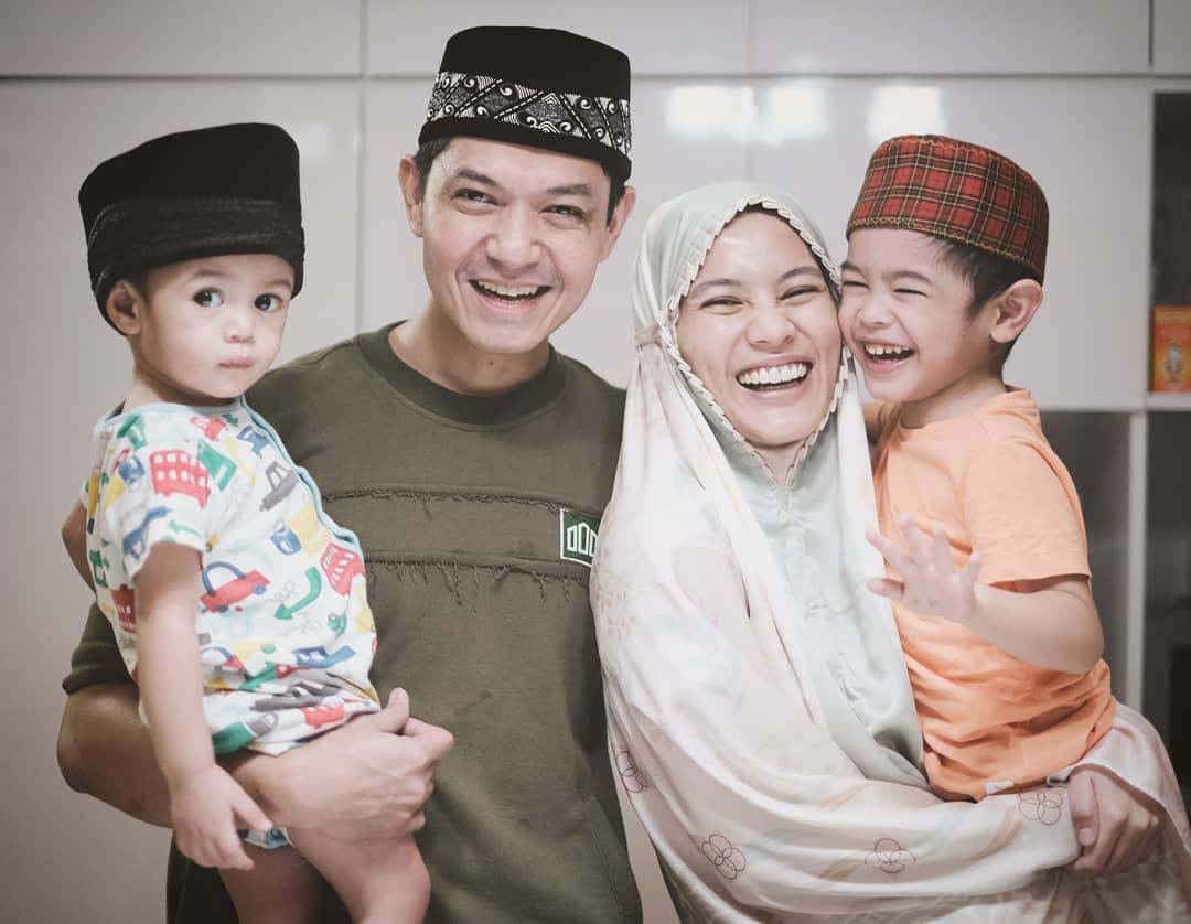 Keluarga artis Dude Harlino dan Alyssa Soebandono. (Instagram/@ichasoebandono)