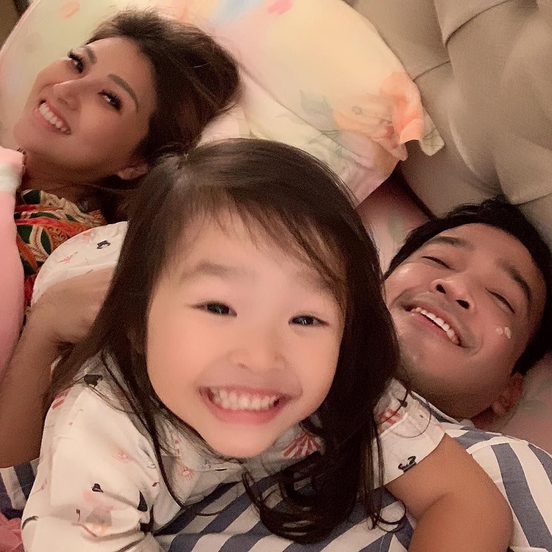 Keluarga artis Ruben Onsu dan Sarwendah. (Instagram/@ruben_onsu)