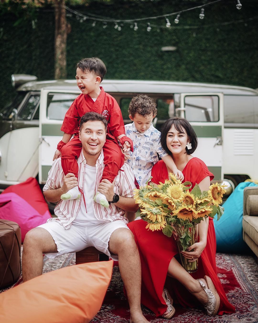 Keluarga artis Sissy Prescilia dan Rifat Sungkar. (Instagram/@sysiio)