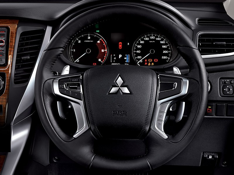 Tilt telescopic steering wheel. (Mitsubishi-motors.co.id)