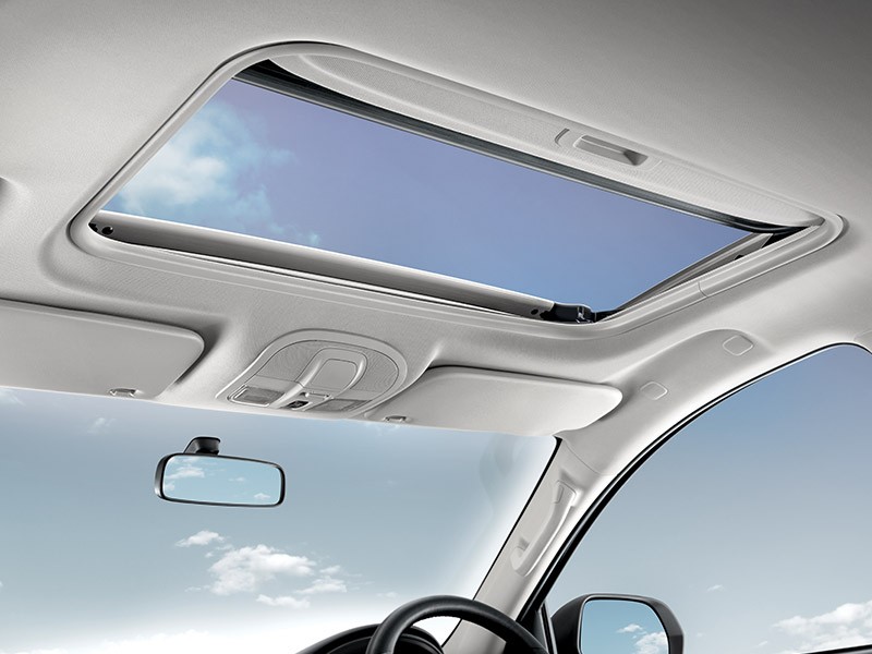 Sunroof dalam interior Mitsubishi Pajero Sport. (Mitsubishi-motors.co.id)
