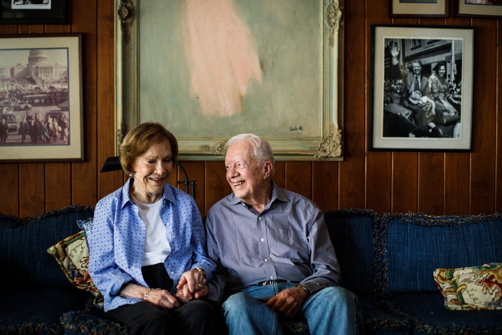 Di model rumah sederhana milik Jimmy Carter, banyak foto-foto kenangan. (People.com)
