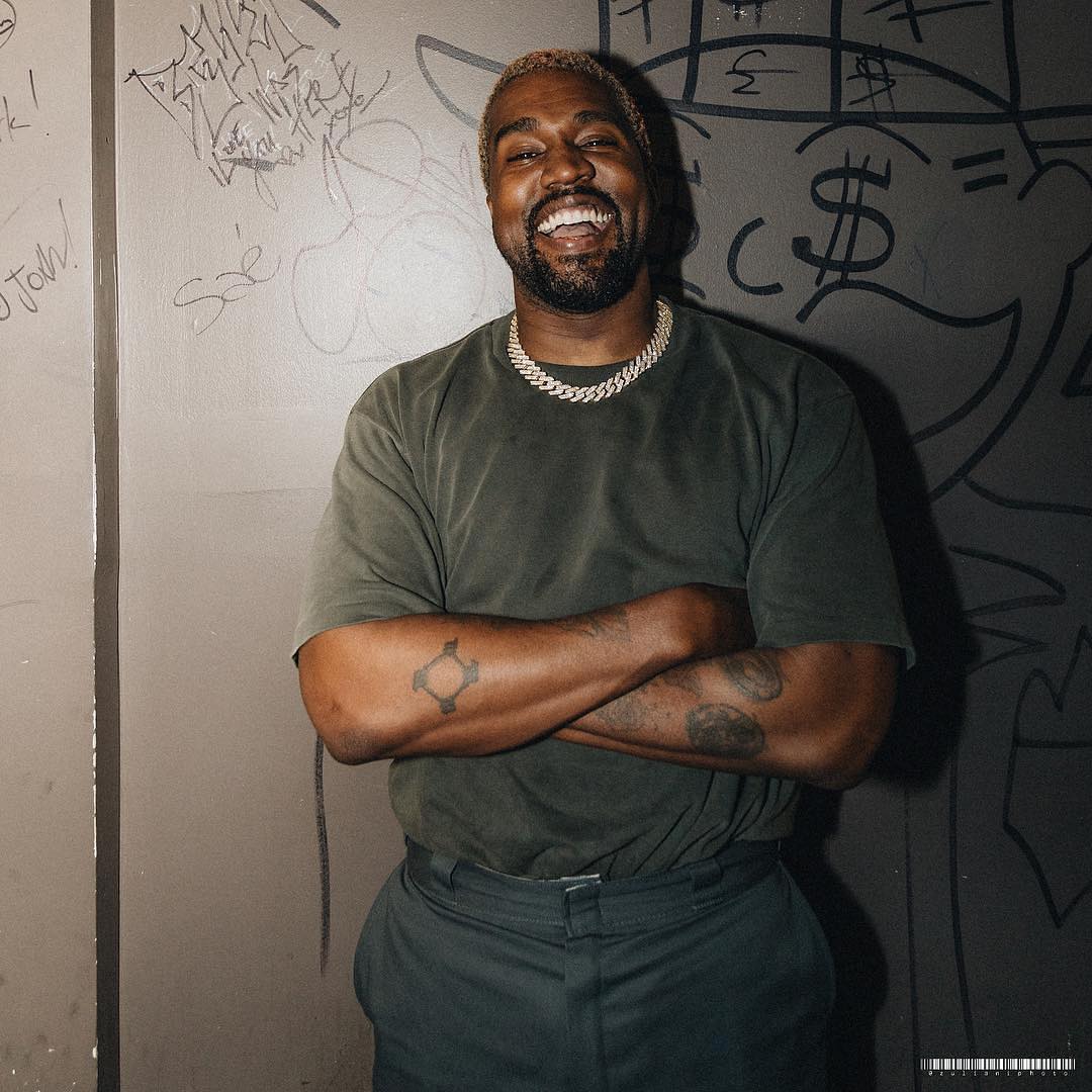 Kanye West, orang sukses yang gak suka baca buku. (Instagram/@kanyewestt_official)