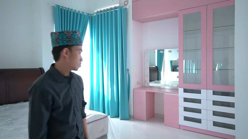 Kamar di rumah Ria Ricis didominasi warna pink. (Youtube)