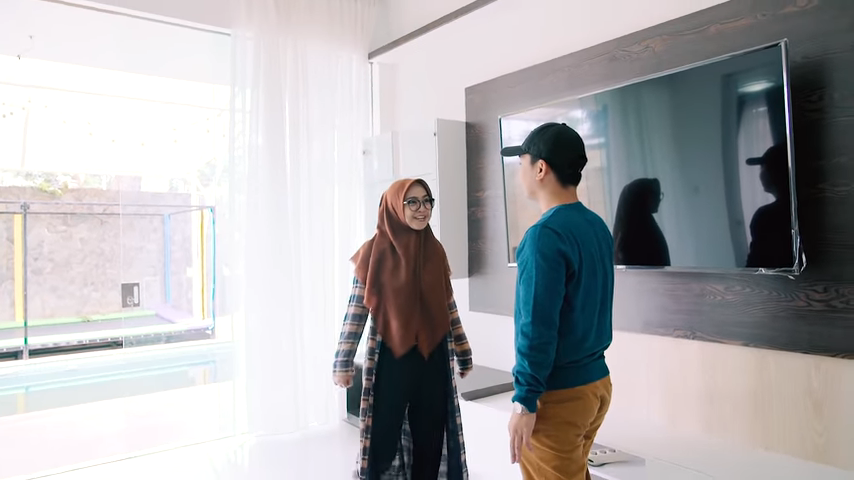 Ada ruang serbaguna yang luas di rumah Ria Ricis. (Youtube/Raditya Dika)