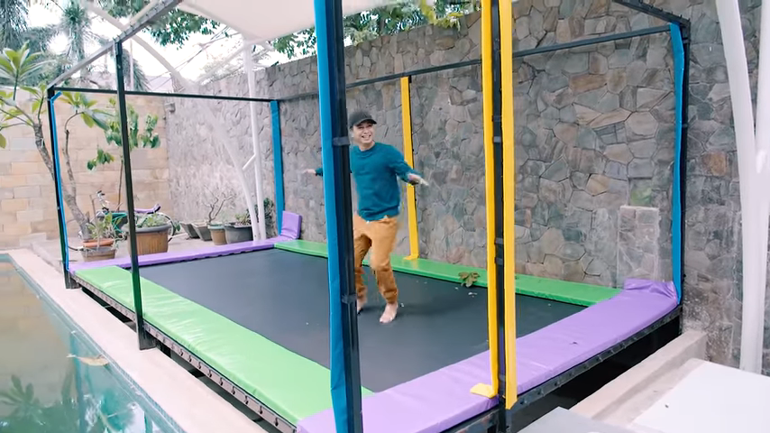 Arena bermain mengasyikan di rumah Ria Ricis. (Youtube/Raditya Dika)