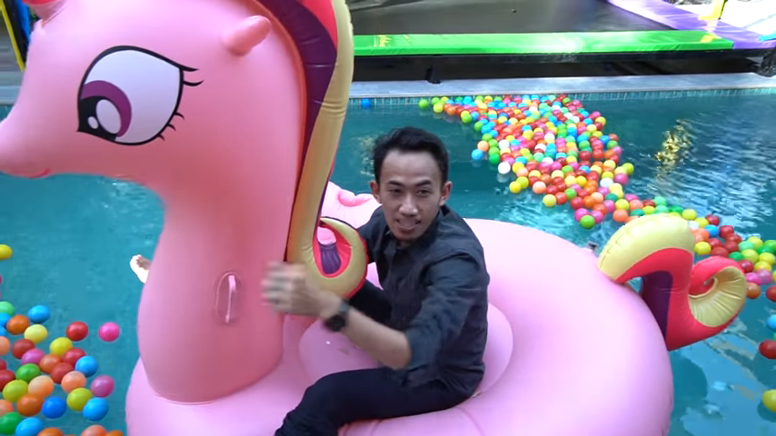 Kolam renang penuh warna di rumah Ria Ricis. (Youtube/Raditya Dika)