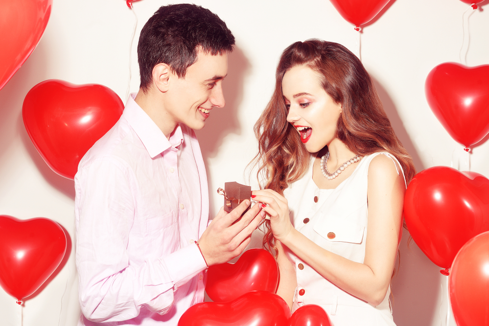 Cincin dan kalung di hari Valentine