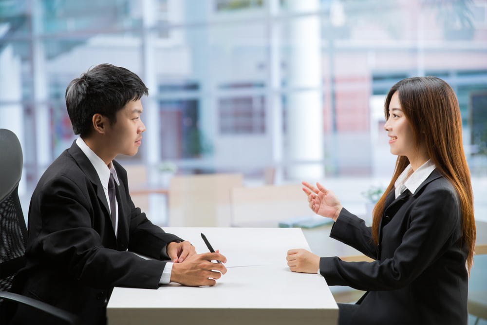 Lakukan kontak mata saat interview kerja