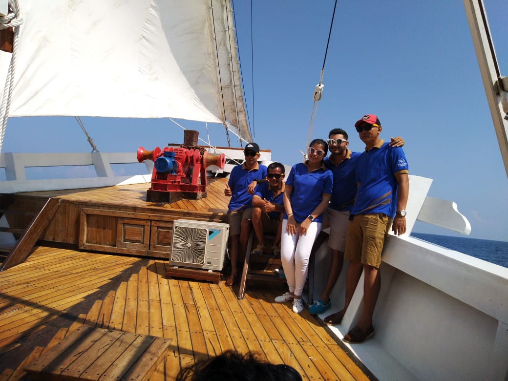 Kunal Topandasani owner Phinisi Cruise De Kartini bersama istri dan para kru (MoneySmart/Nisa)