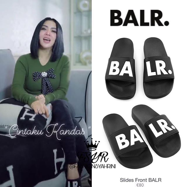 Sandal BALR yang dipakai Syahrini (Instagram/@fashionsyahrini)