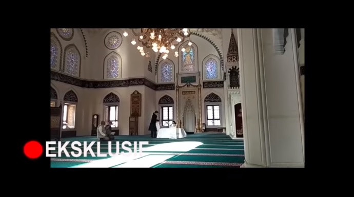 Suasana pernikahan Syahrini dan Reino Barack di Masjid Camii Jepang (YouTube Cumicumi.com)