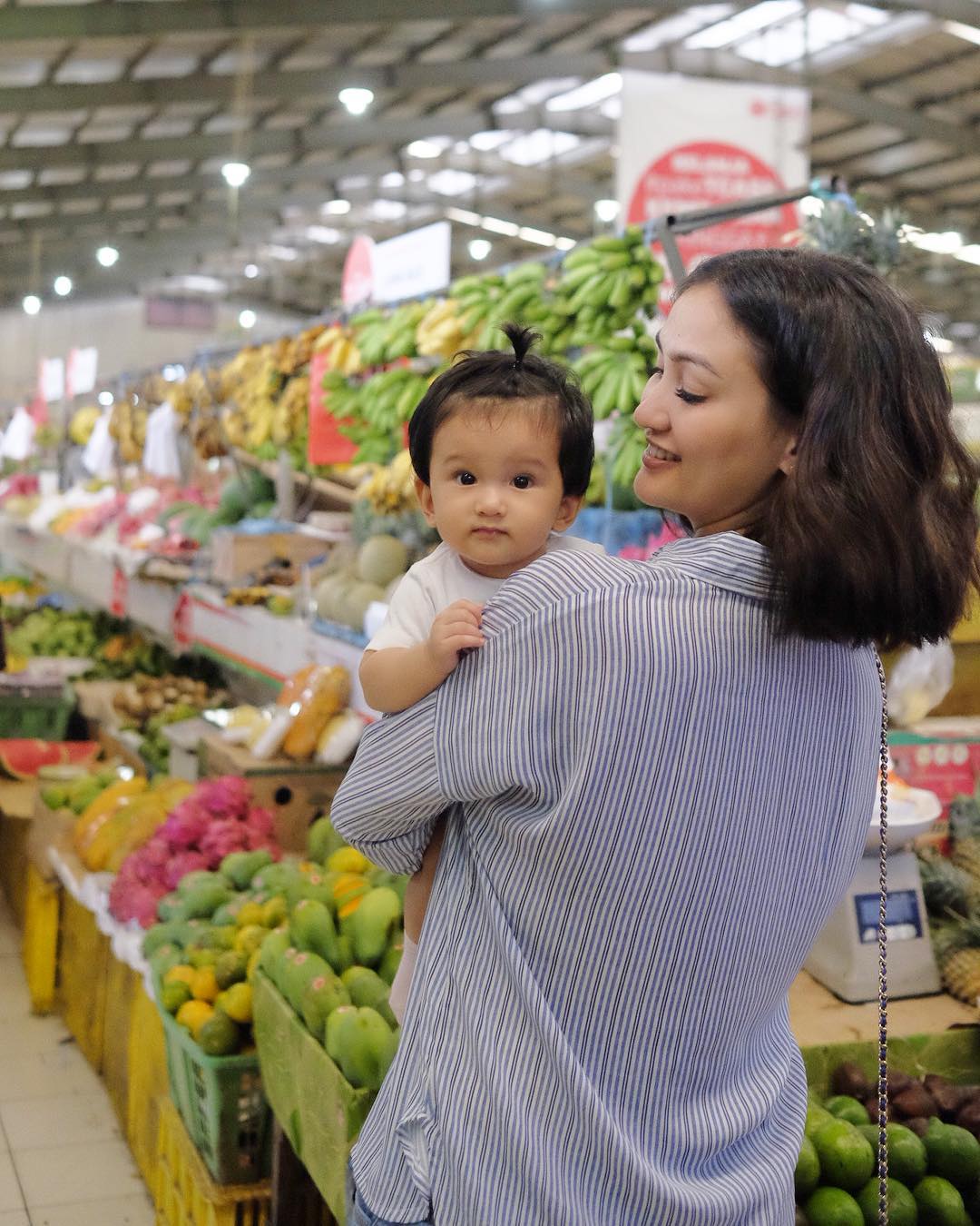 Atiqah Hasiholan, artis Indonesia yang senang belanja di pasar. (Instagram/@atiqahhasiholan)
