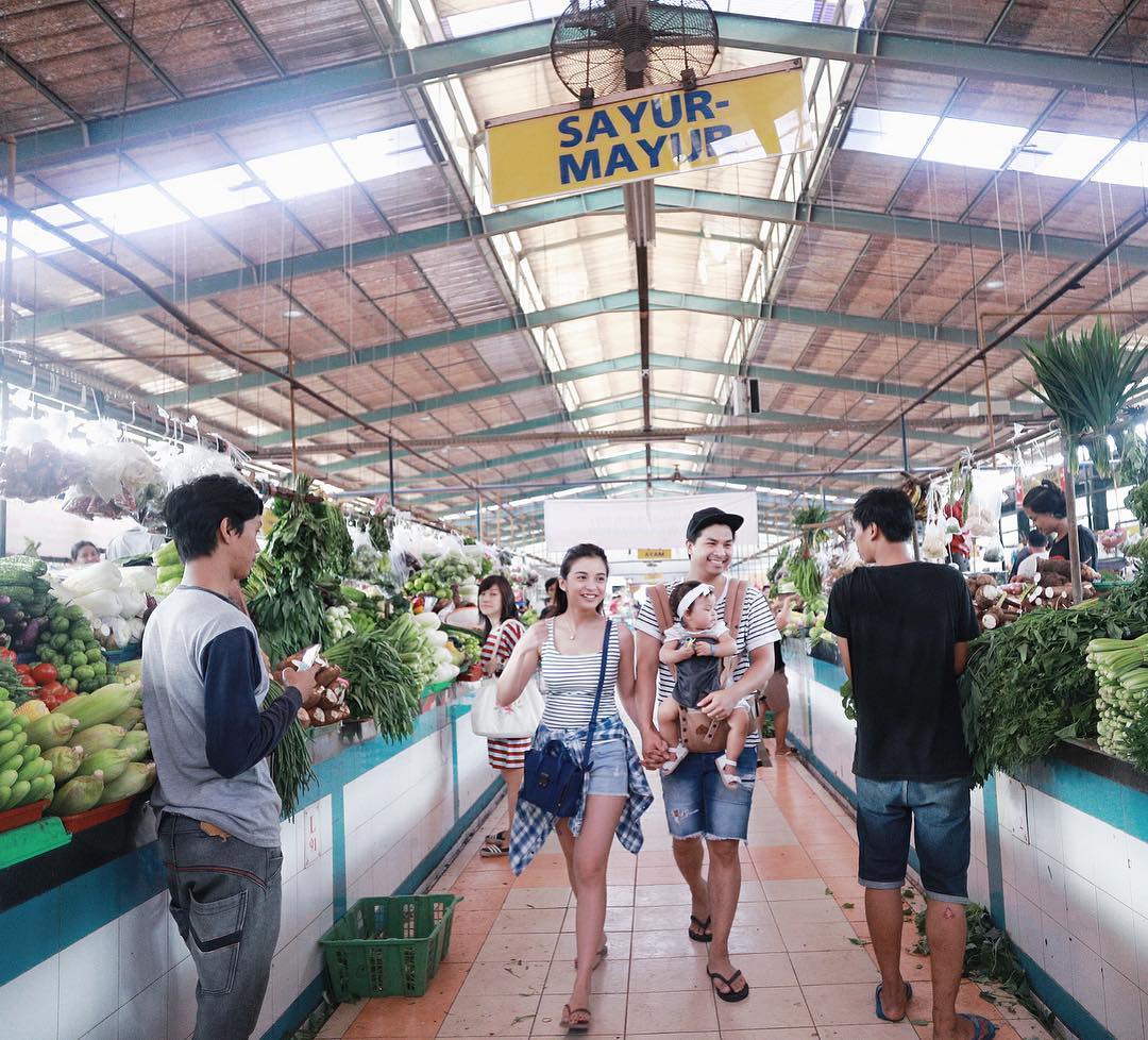 Chelsea Olivia dan Glenn Alinskie, artis Indonesia sedang berbelanja di pasar. (Instagram/@chelseaolivia)