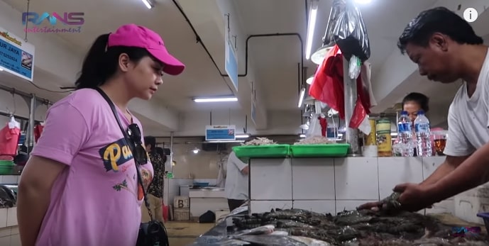 Nagita Slavina, artis Indonesia yang gak malu belanja di pasar tradisional. (Youtube/Rans Entertainment)