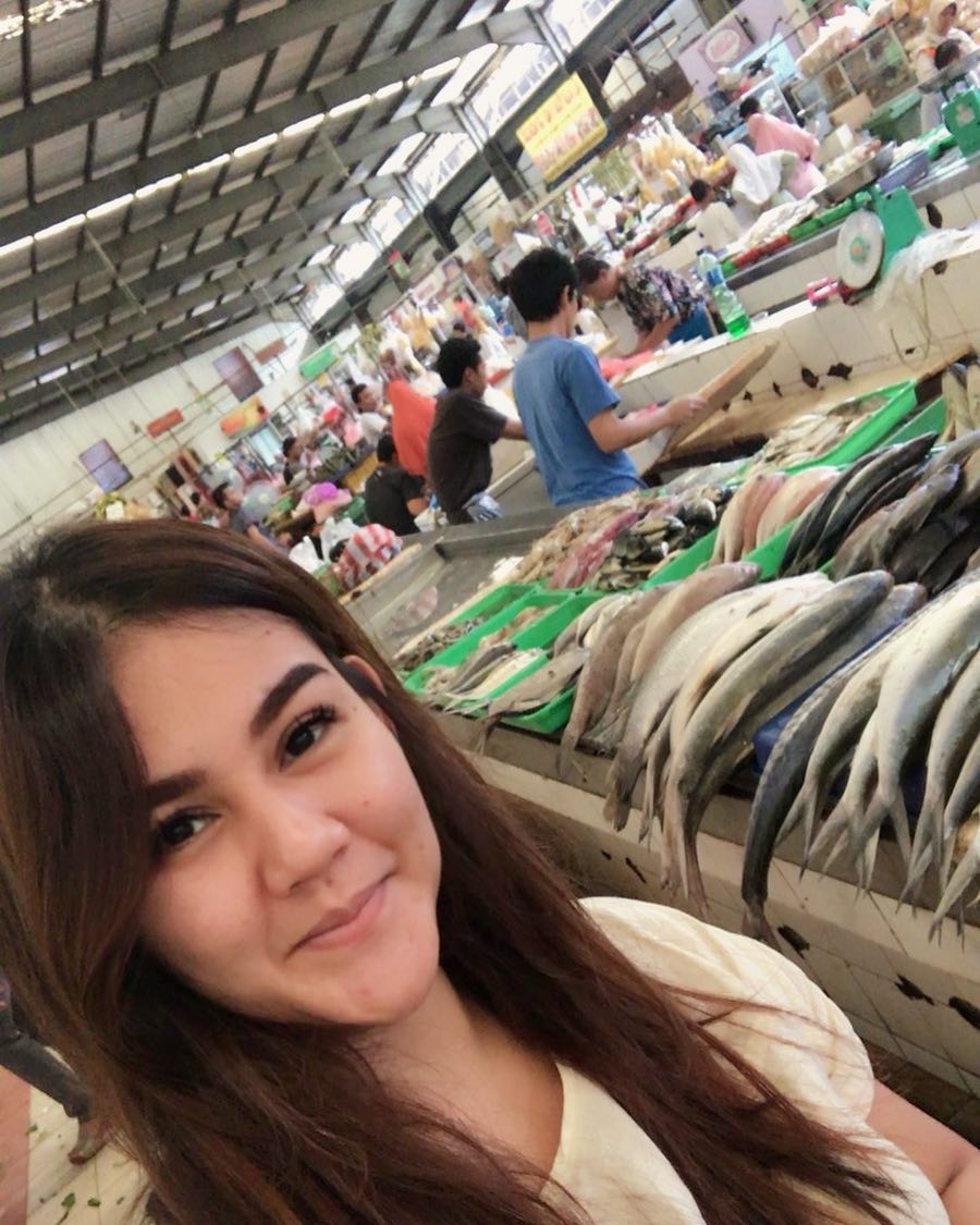 Sissy Prescilia, artis Indonesia yang gak malu belanja di pasar. (Instagram/@sysiio)