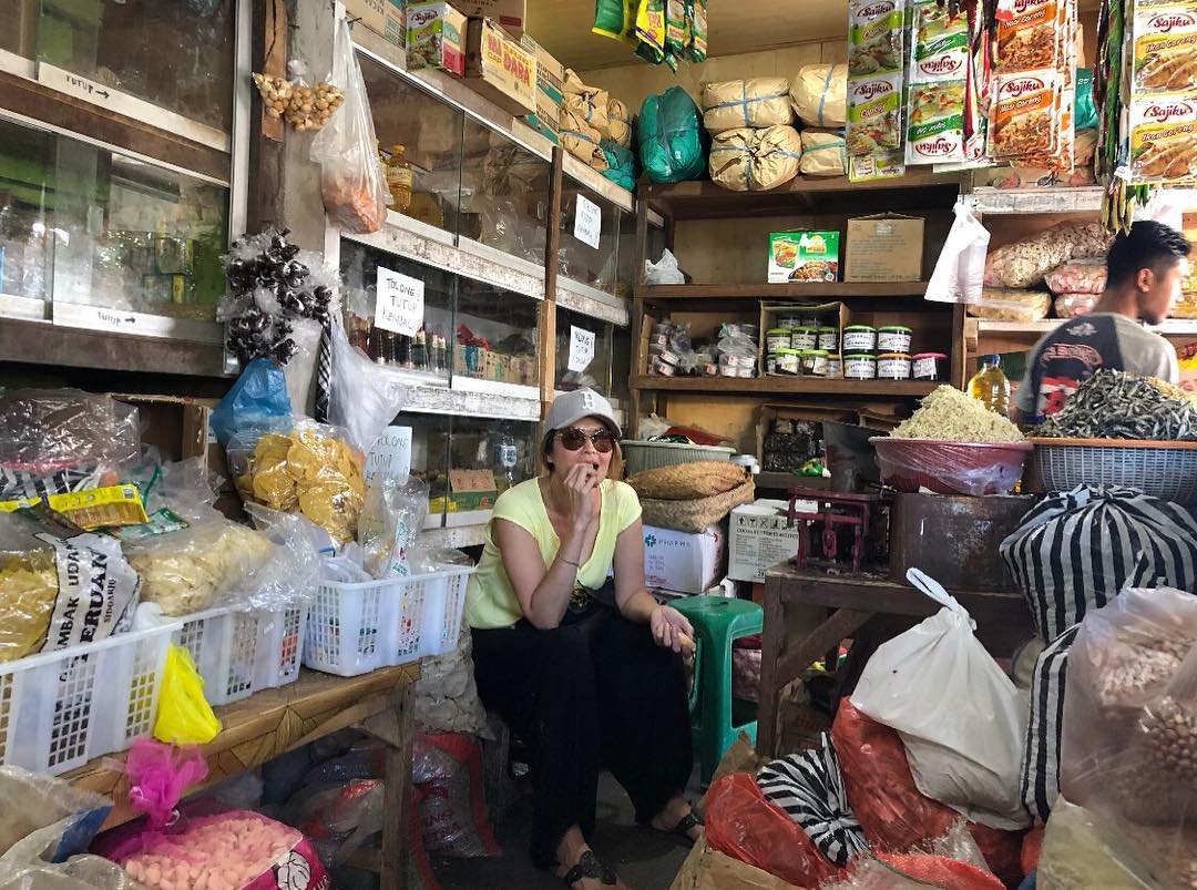 Tamara Blezynski, artis Indonesia yang gak malu belanja di pasar. (Instagram/@tamarablezynskiofficial)