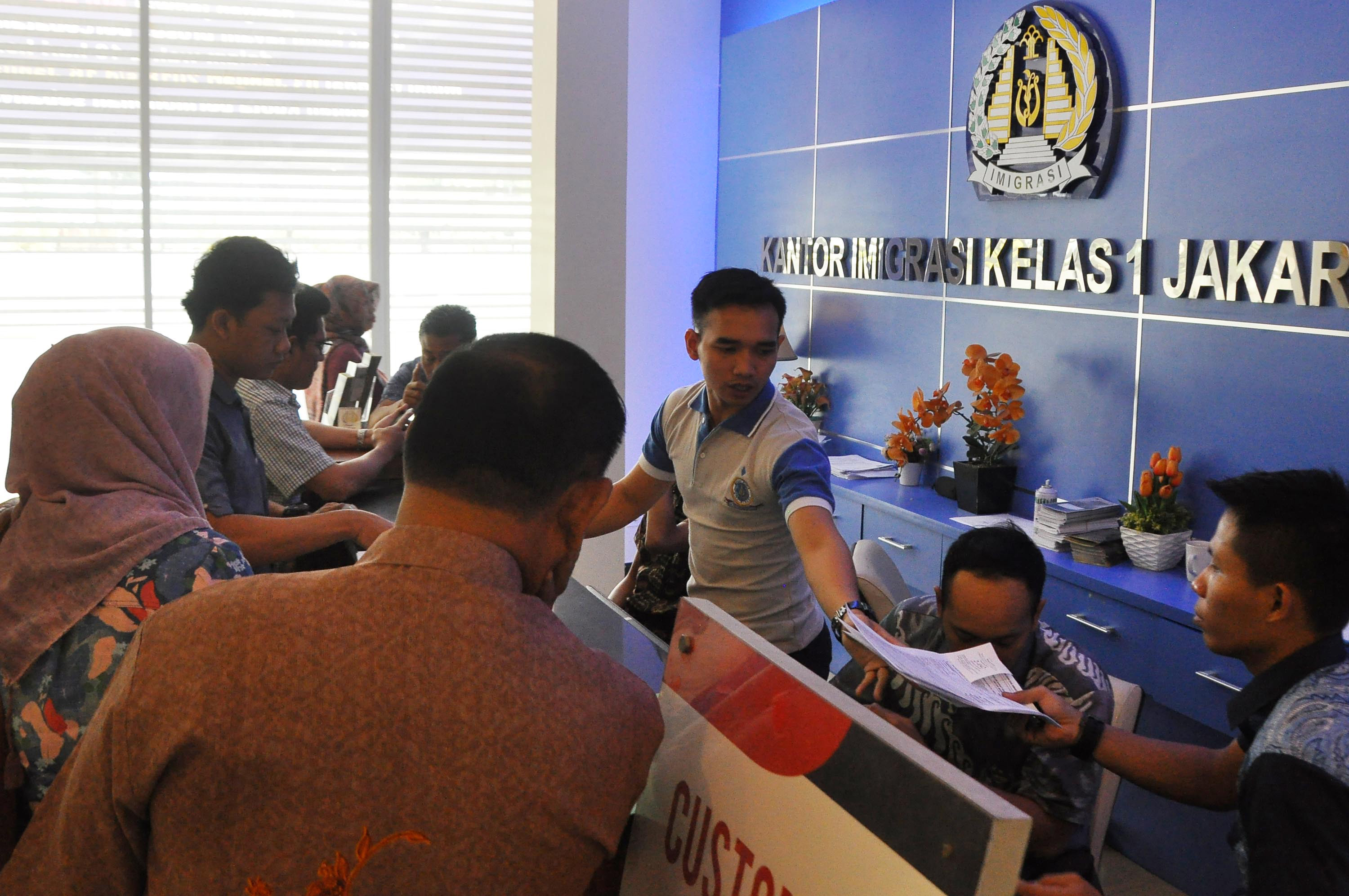 Sejumlah warga di kantor Imigrasi untuk membuat paspor. (Tempo/Fakhri Hermansyah)