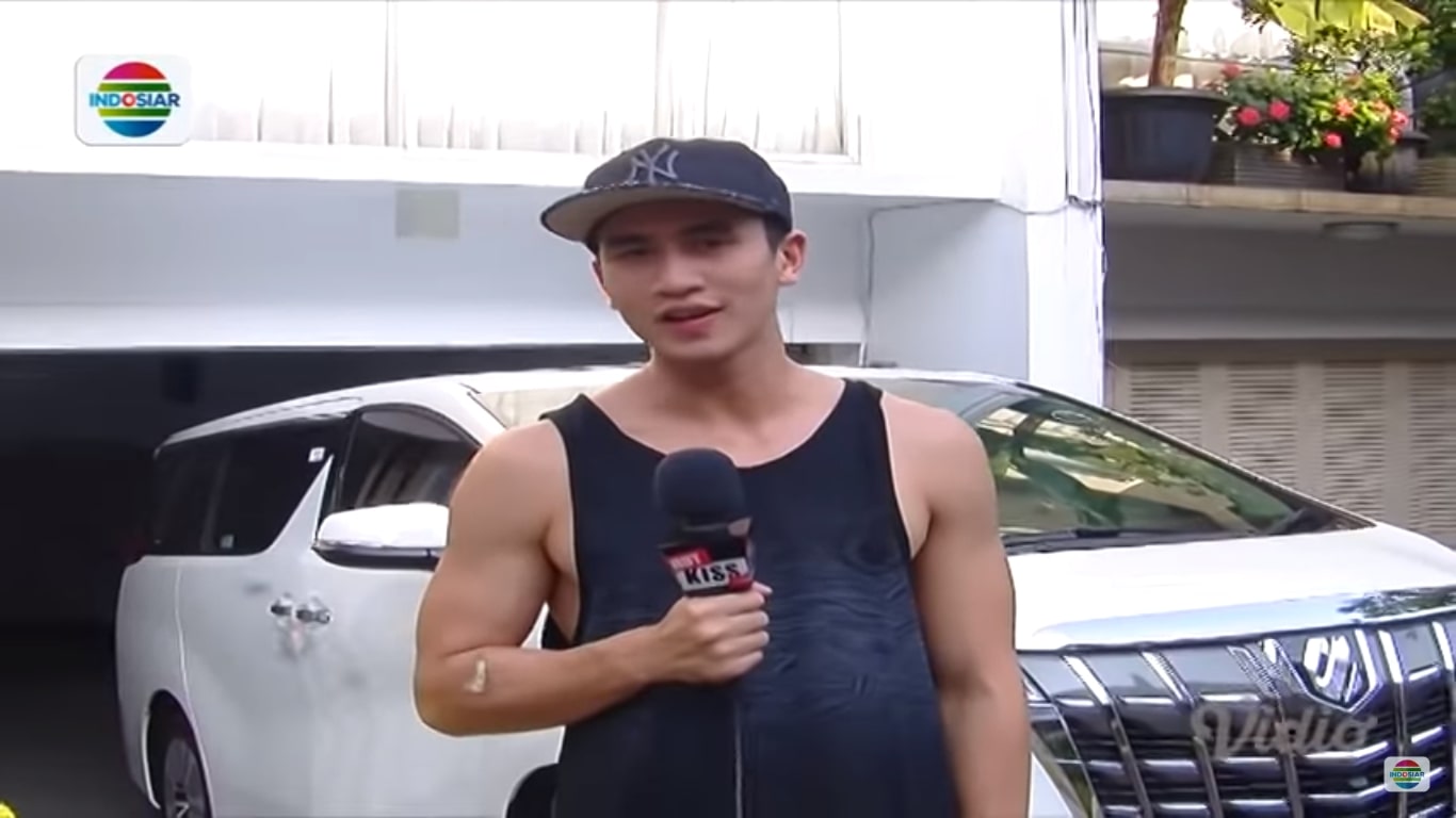 Verrel Bramasta di depan mobil Toyota Alphard miliknya. (Indosiar)