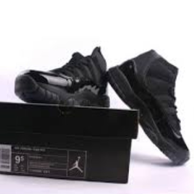 Sneakers mewah Air Jordan Blackout. (Instagram/@erickthohir)