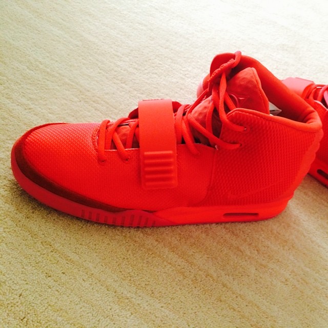 Sneakers mewah Nike Yeezy 2 Red October. (Instagram/@erickthohir)