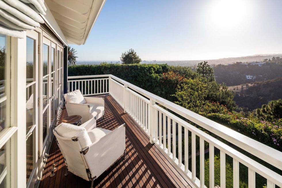 Balkon di rumah Jodie Foster (hips.hearstapps.com)