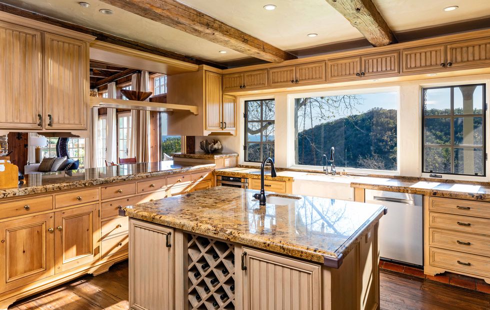 Dapur di rumah Mel Gibson (hips.hearstapps.com)