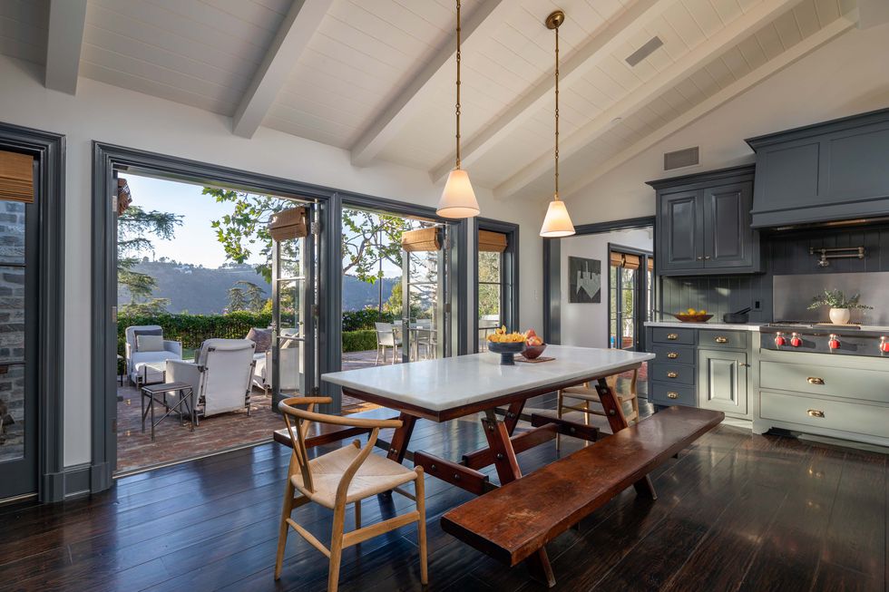 Dapur rumah Jodie Foster (hips.hearstapps.com)