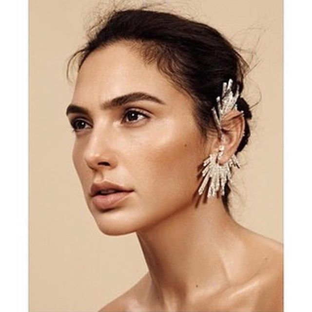 Gal Gadot pakai desain Rinaldy Yunardi (Instagram/@rinaldyyunardi)