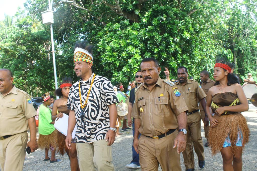 Guntur Sakti, Kepala Biro Komunikasi Publik Kementerian Pariwisata RI saat mengunjungi destinasi wisata Kabupaten Tambrauw, Papua Barat (Dok: Kemenpar).