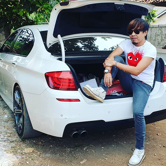 Ian Kasela dan mobil kesayangannya.