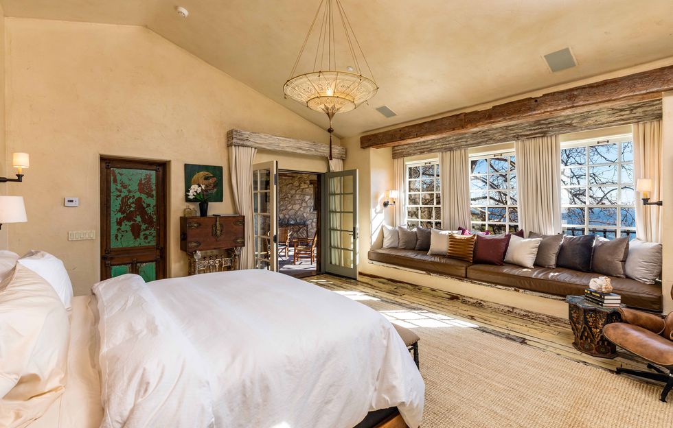 Interior kamar Mel Gibson (hips.hearstapps.com)