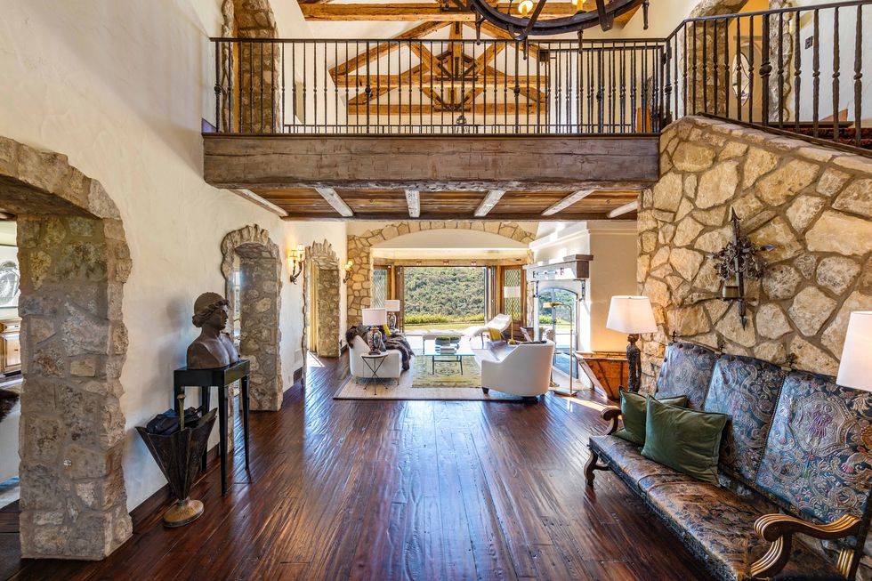 Interior di rumah Mel Gibson (hips.hearstapps.com)