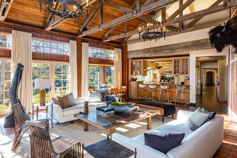 Interior di rumah Mel Gibson (hips.hearstapps.com)