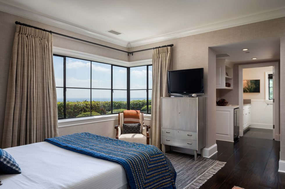 Kamar di rumah Jodie Foster (hips.hearstapps.com)