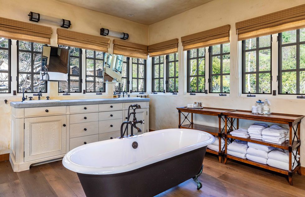 Kamar mandi di rumah Mel Gibson (hips.hearstapps.com)