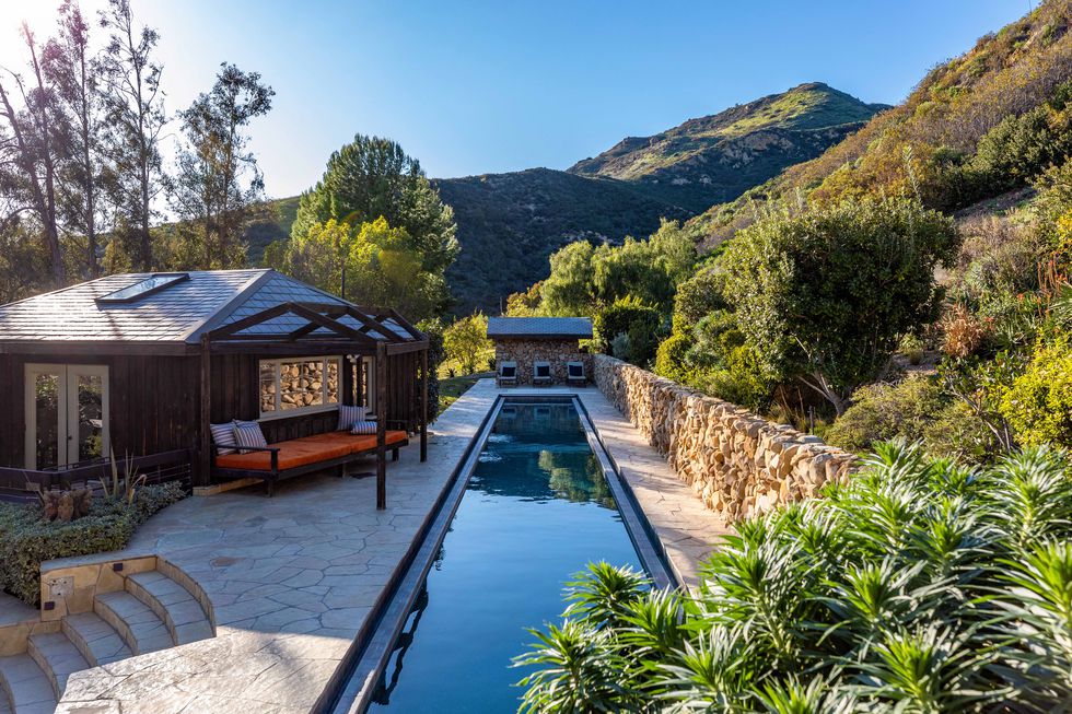 Kolam renang di rumah Mel Gibson (hips.hearstapps.com)