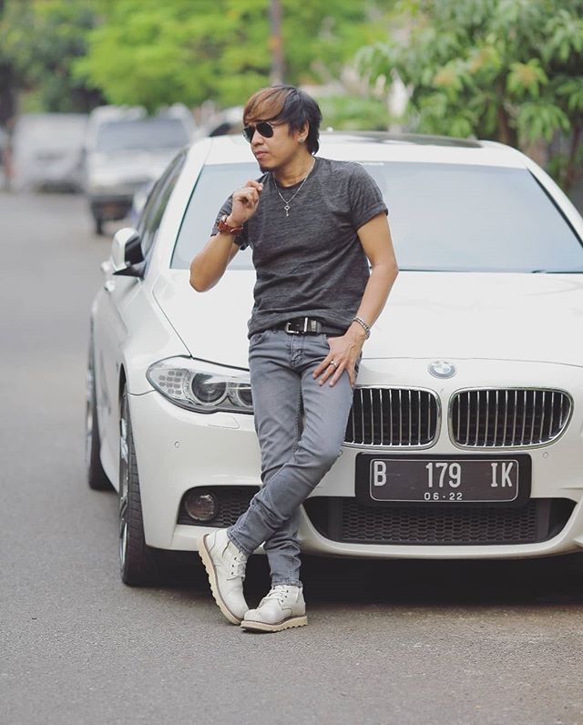 Mesin mobil Ian Kasela tergolong irit (Instagram).