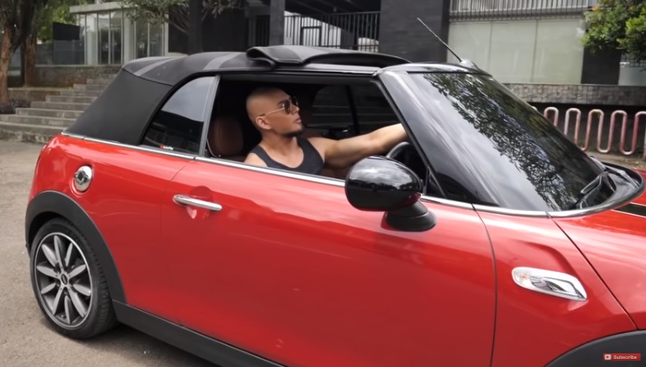 Mini Cooper S milik Deddy Corbuzier bagian kapnya bisa dibuka tutup (YouTube)