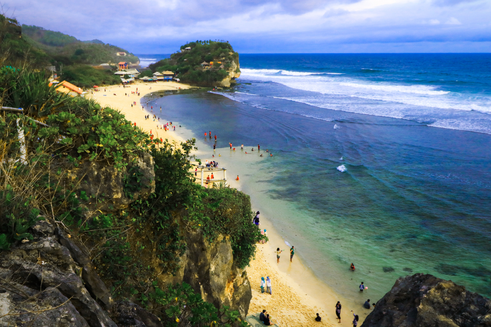 Pantai Indrayanti sebagai salah satu tempat wisata Yogyakarta