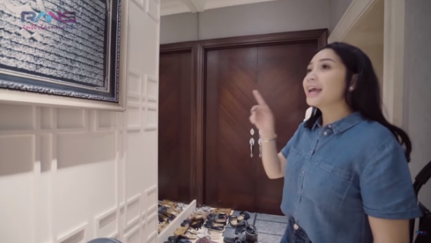 Pintu masuk besar bermotif kayu (YouTube Rans)