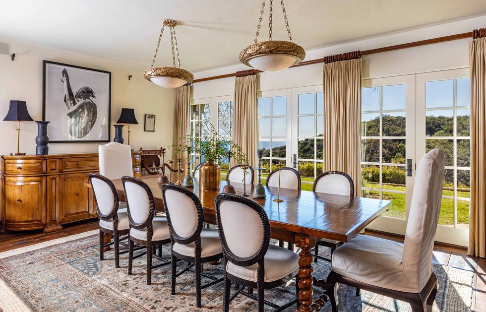 Ruang makan di rumah Mel Gibson (hips.hearstapps.com)