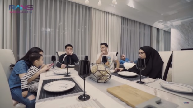 Ruang makan serbaputih (YouTube Rans)