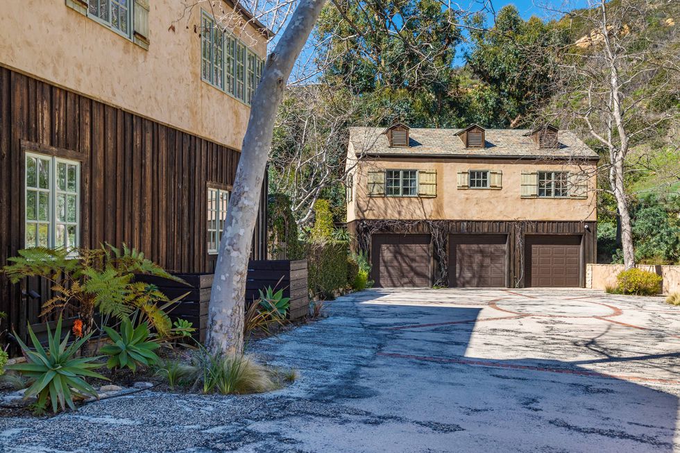 Garasi di rumah Mel Gibson (hips.hearstapps.com)