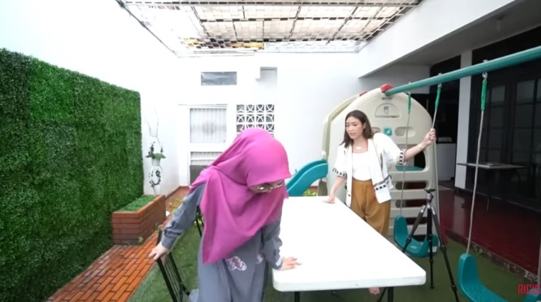 Area taman di rumah Ayu Dewi (YouTube Ricis Official)